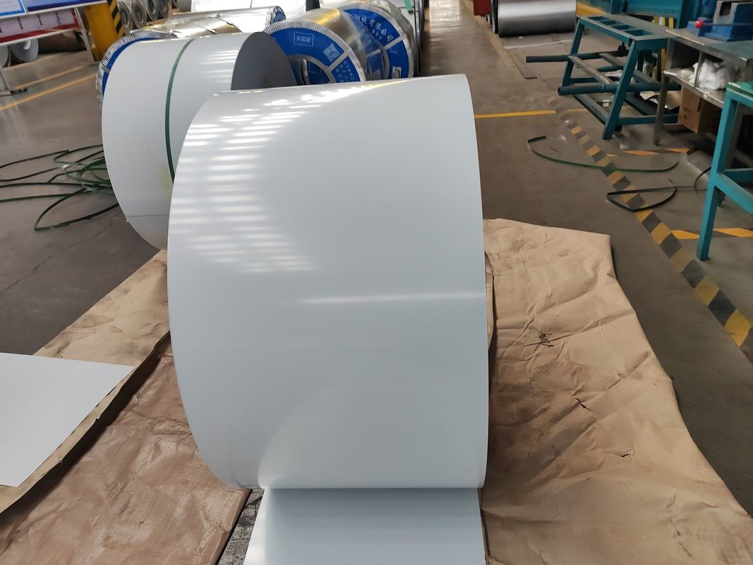 2/1 bobina in acciaio colorato pre-tinto con vernice posteriore da 5 ‰ 15 μm e larghezza da 700 ‰ 1250 mm per la fabbricazione di tetti e pannelli
