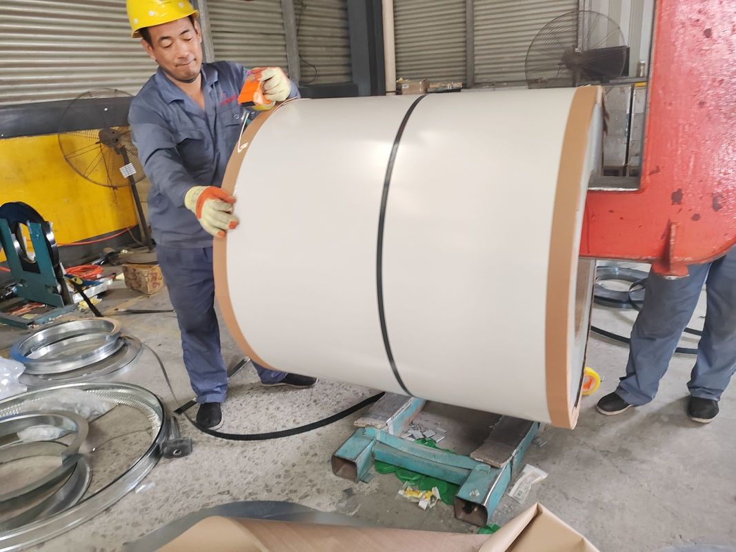 Bobina di acciaio preverniciato con trattamento superficiale all'acido cromico e ID bobina 508/610mm per pannelli di copertura e pareti