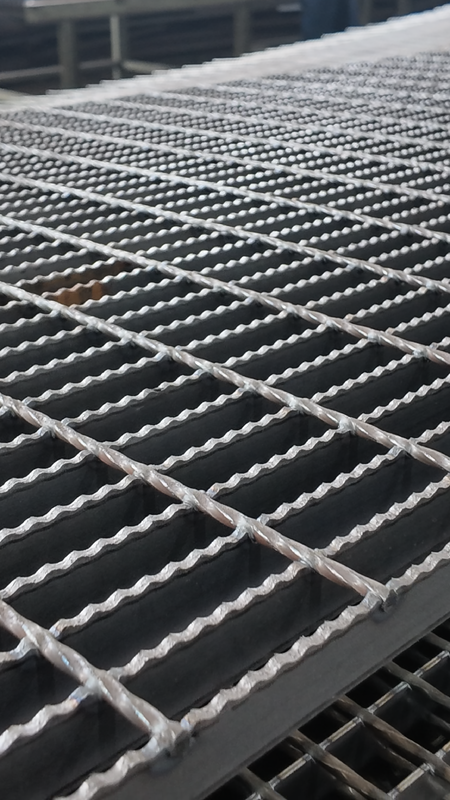 30×3mm galvanizzazione a caldo con griglie di barrette di acciaio dentate per passerelle e trampolini antiscivolo