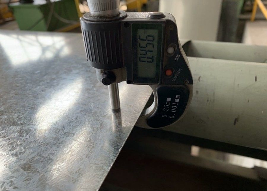 0.3?? 3.0 mm Largo spangolo in caldo lamina di acciaio galvanizzato 35?? 1250 mm Larghezza per le applicazioni di rivestimento delle pareti esterne