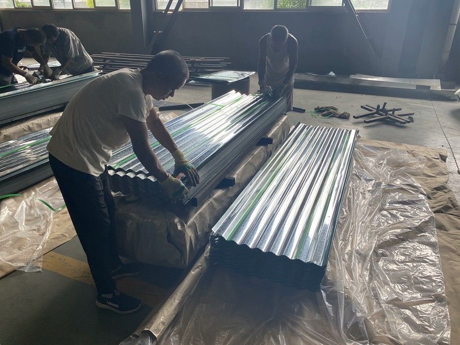 G550 Lastra galvanizzata ondulata con rivestimento in zinco da 40 ‰ 275 g/m2 e larghezza effettiva da 1050 mm per sistemi di tetto e pareti