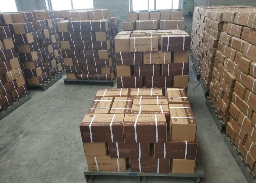 Bobina in acciaio zincato a caldo 3-8MT con spessore da 0,09-3,8 mm e rivestimento di zinco da 40-450 g/m² per applicazioni edili